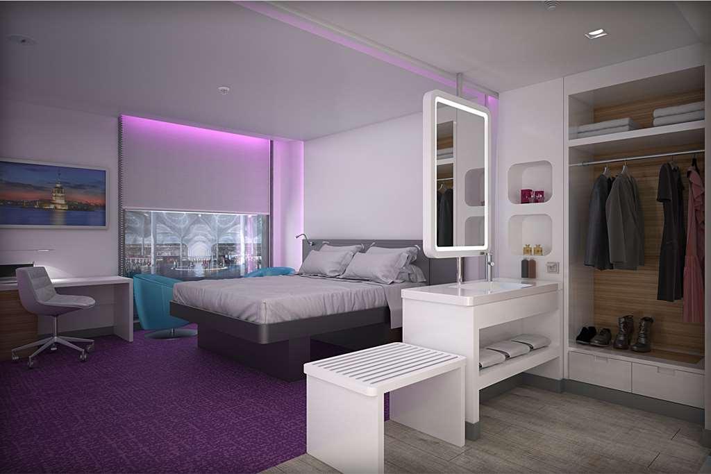 Hotel Yotel Airport, Entrance