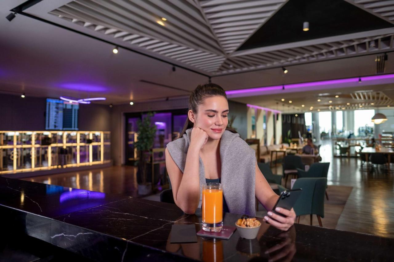 Yotel Airport, Entrance