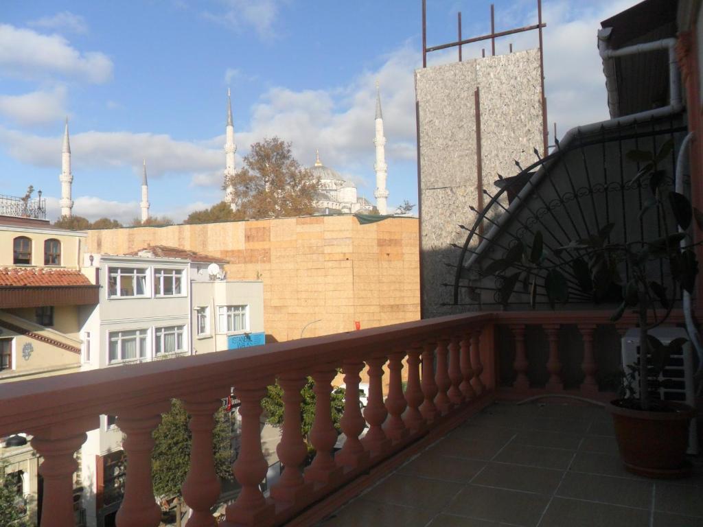 Flamingo Apart 3*