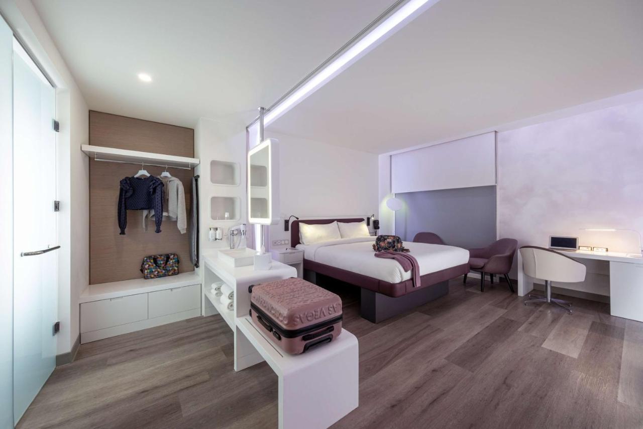 Hotel Yotel Airport, Entrance 2*