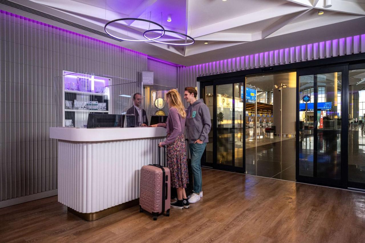 Hotel Yotel Airport, Entrance 2*