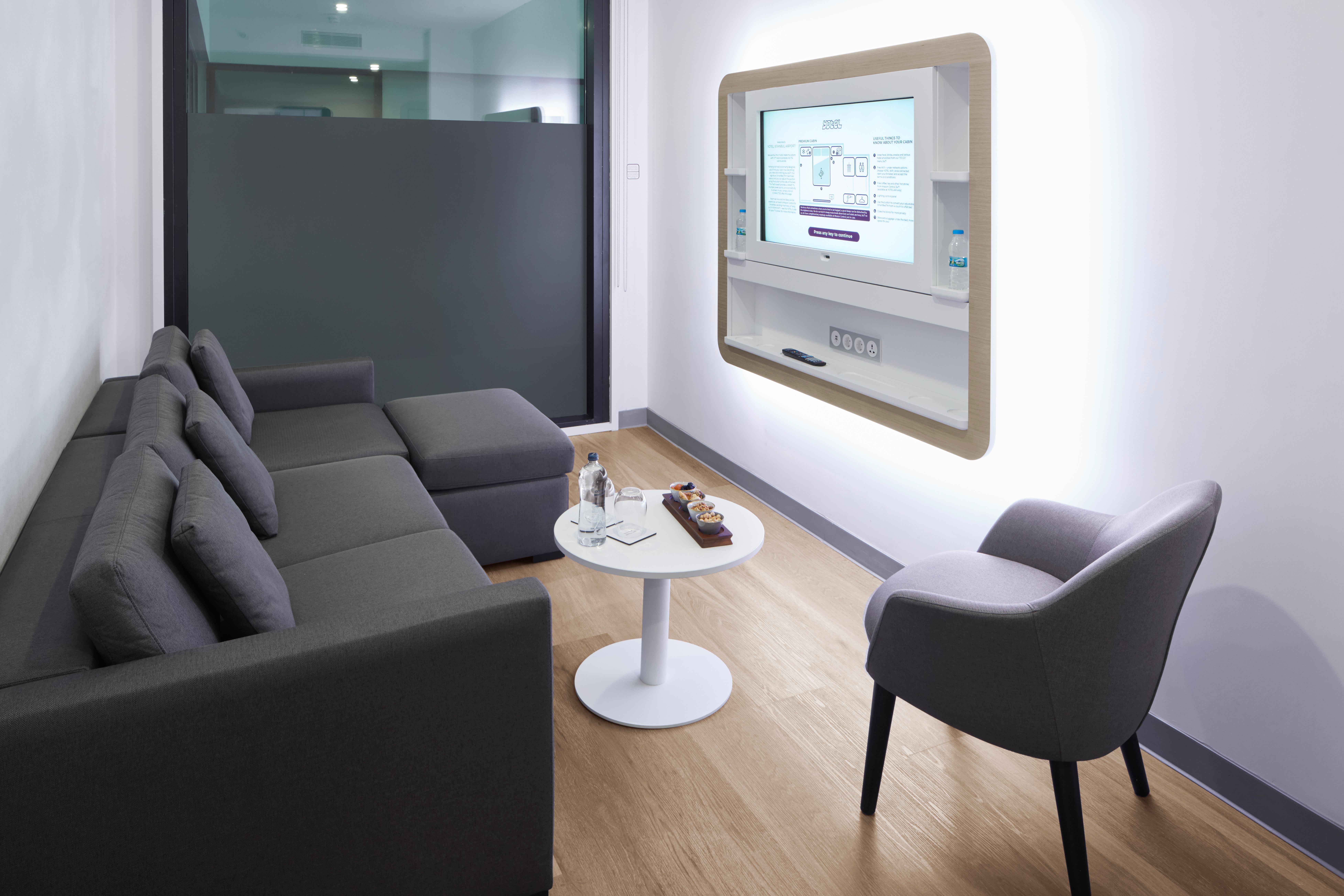Yotel Airport, Entrance