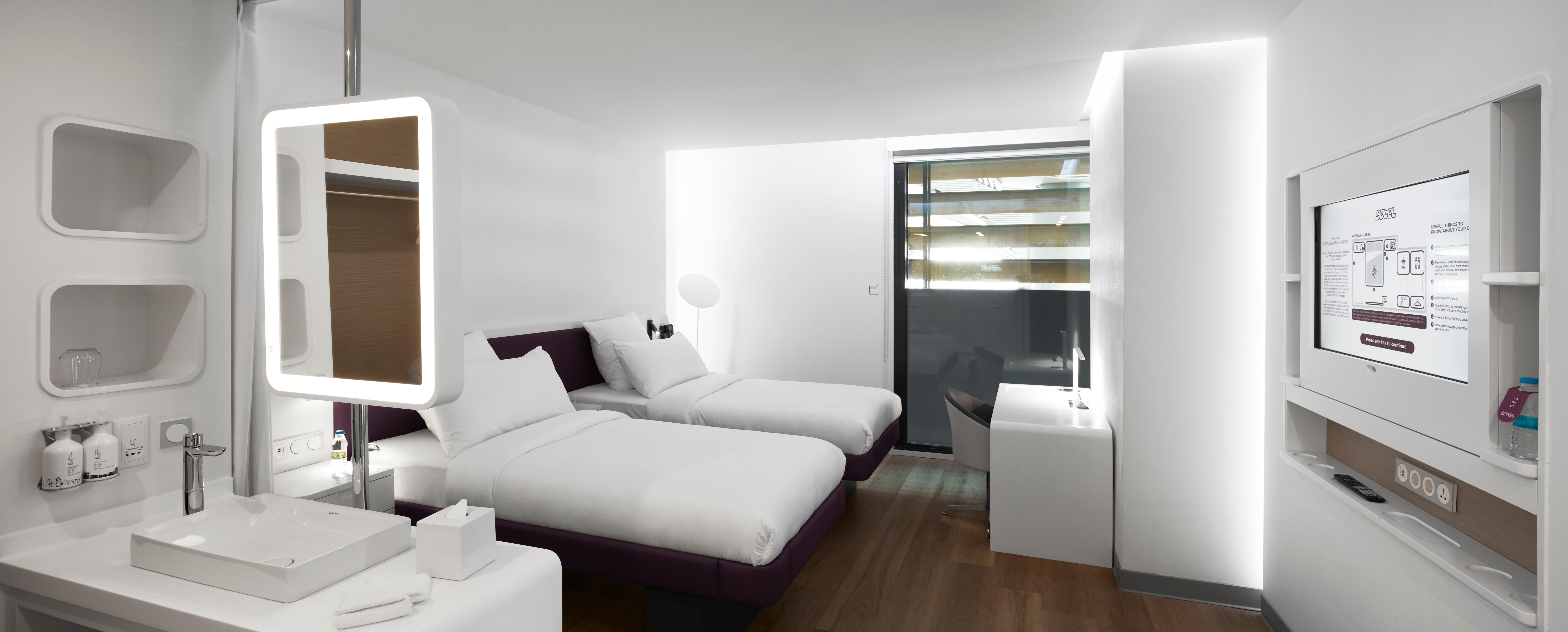 Yotel Airport, Entrance