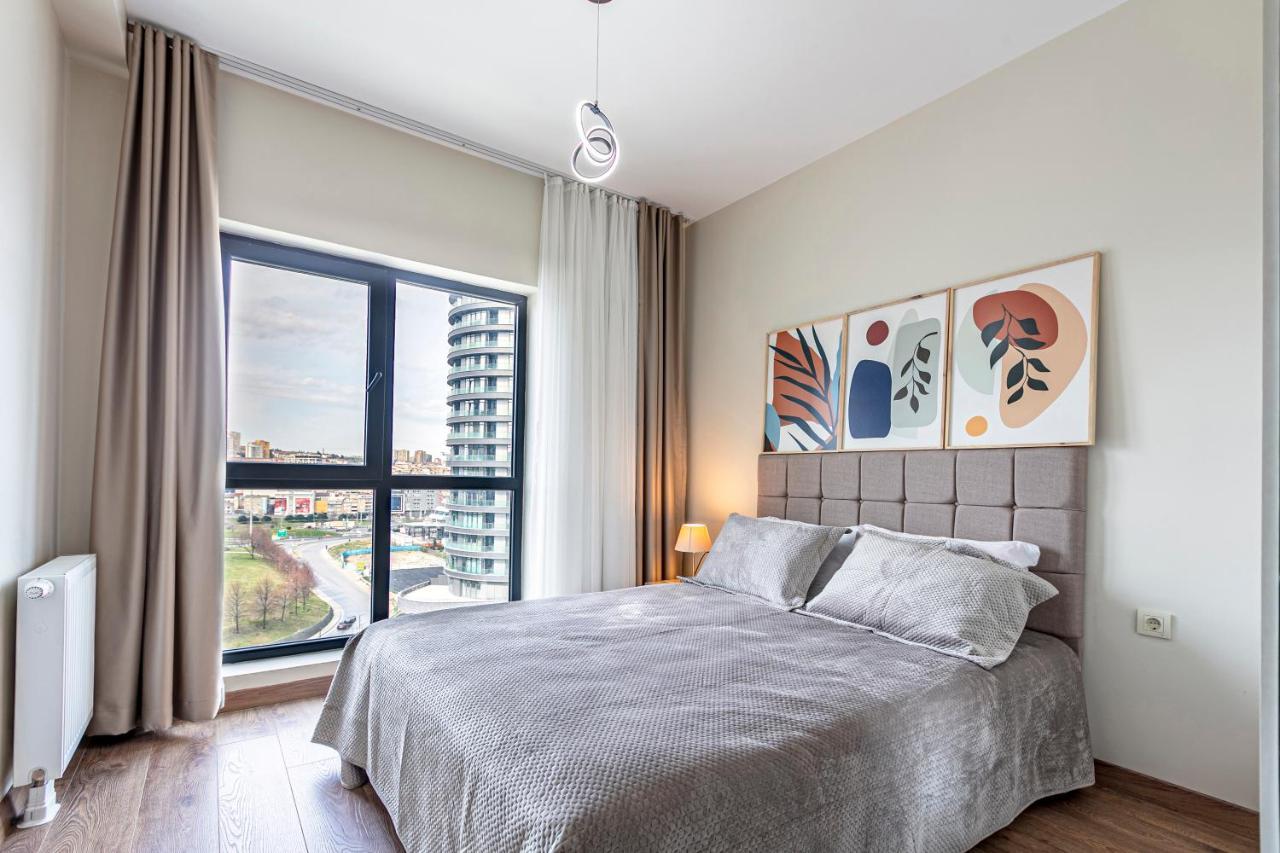 212 Outlet Karsisinda Lux N7 Istanbul