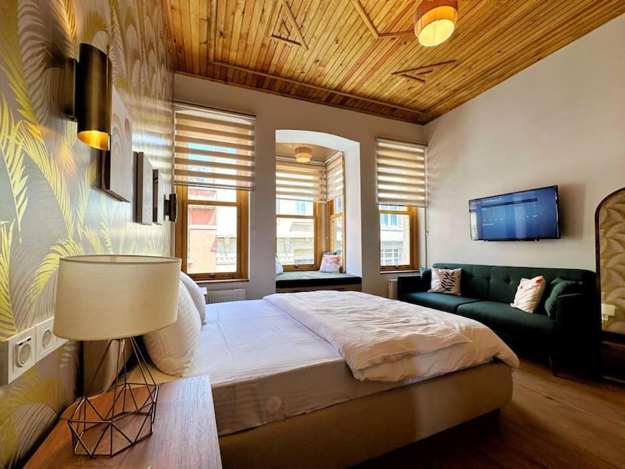 Refurbished Triplex In Taksim Holiday home