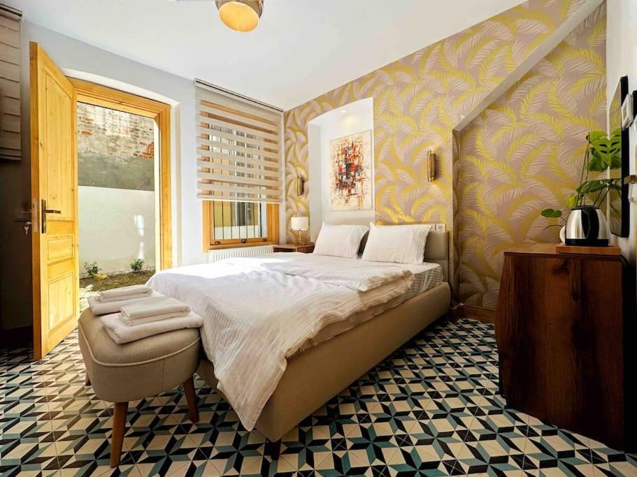 Refurbished Triplex In Taksim Holiday home