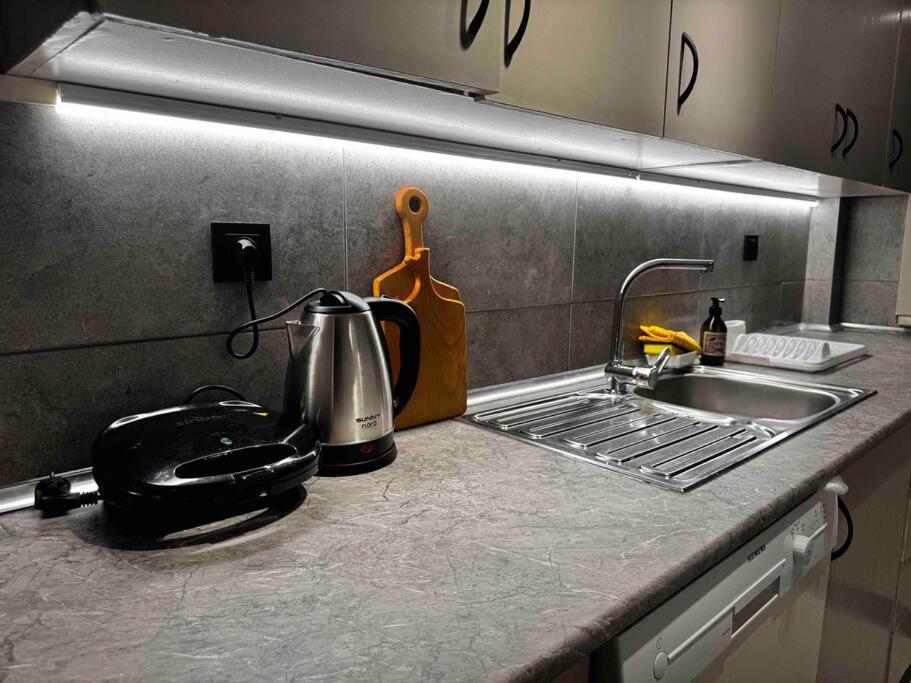 Superior At Center Apartment *