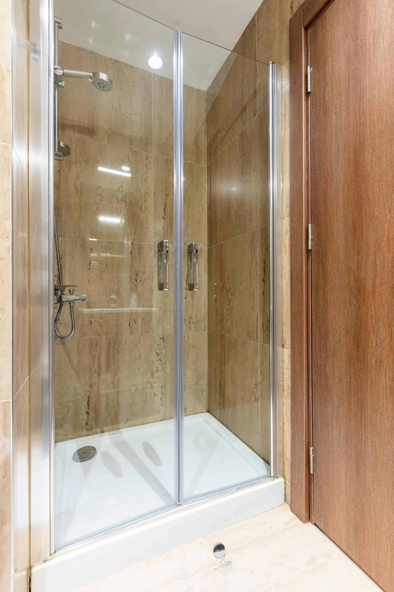 212 Outlet Karsisinda Lux N7 Istanbul