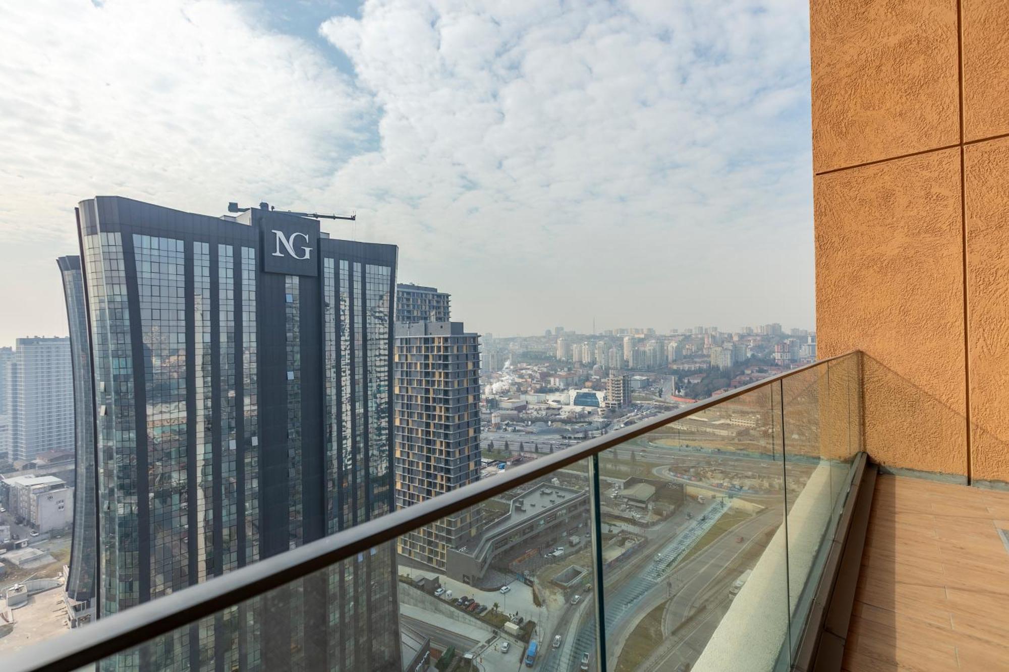 212 Outlet Karsisinda Lux N7 Istanbul