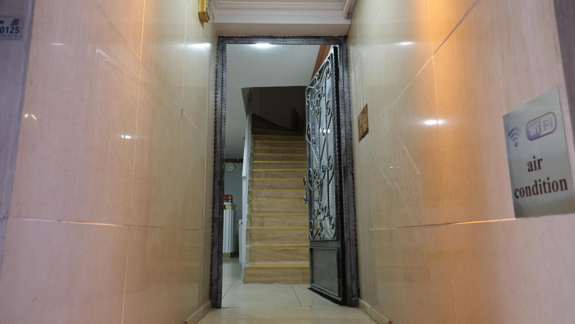 Simon Hotel *