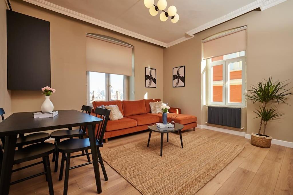 Apartment Spacious 3br 2bath Ac In Center - Santur D9