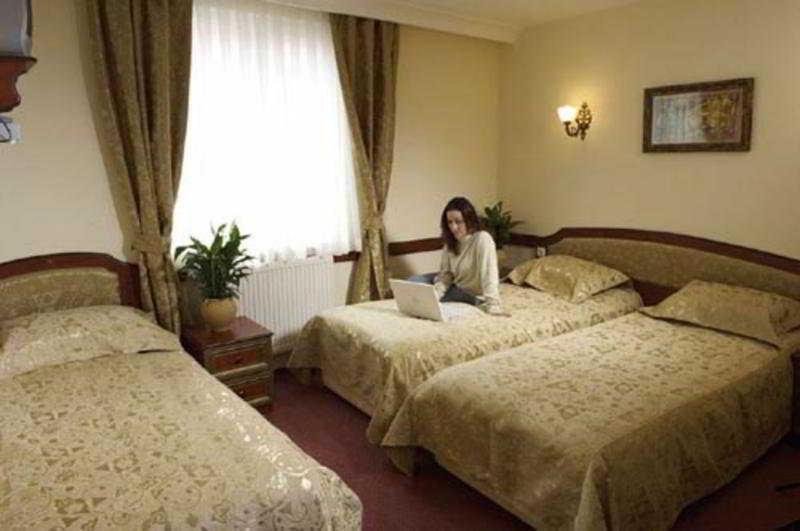 Adora Cafe & Restaurant Hotel 3*