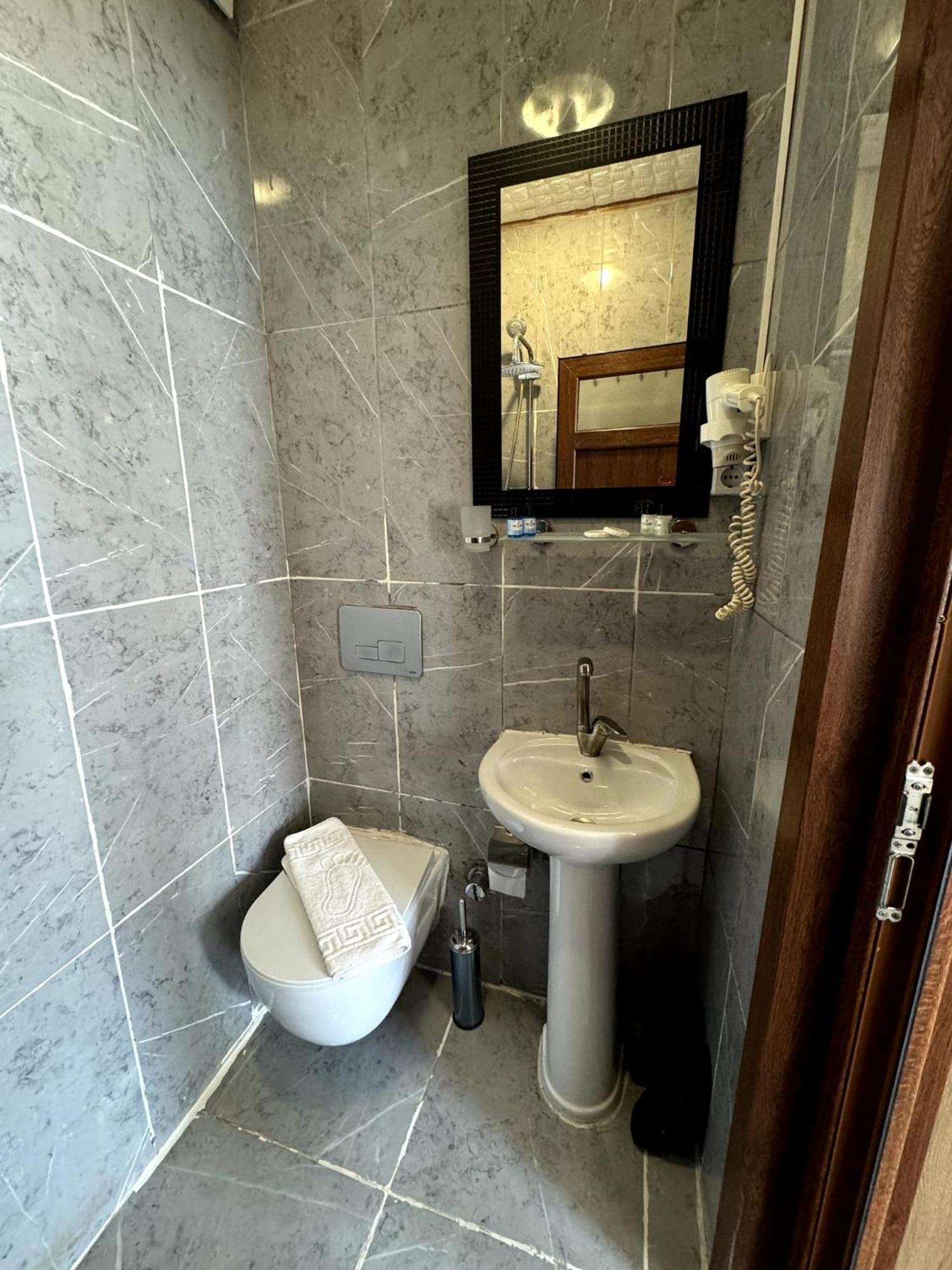 April Otel 2*