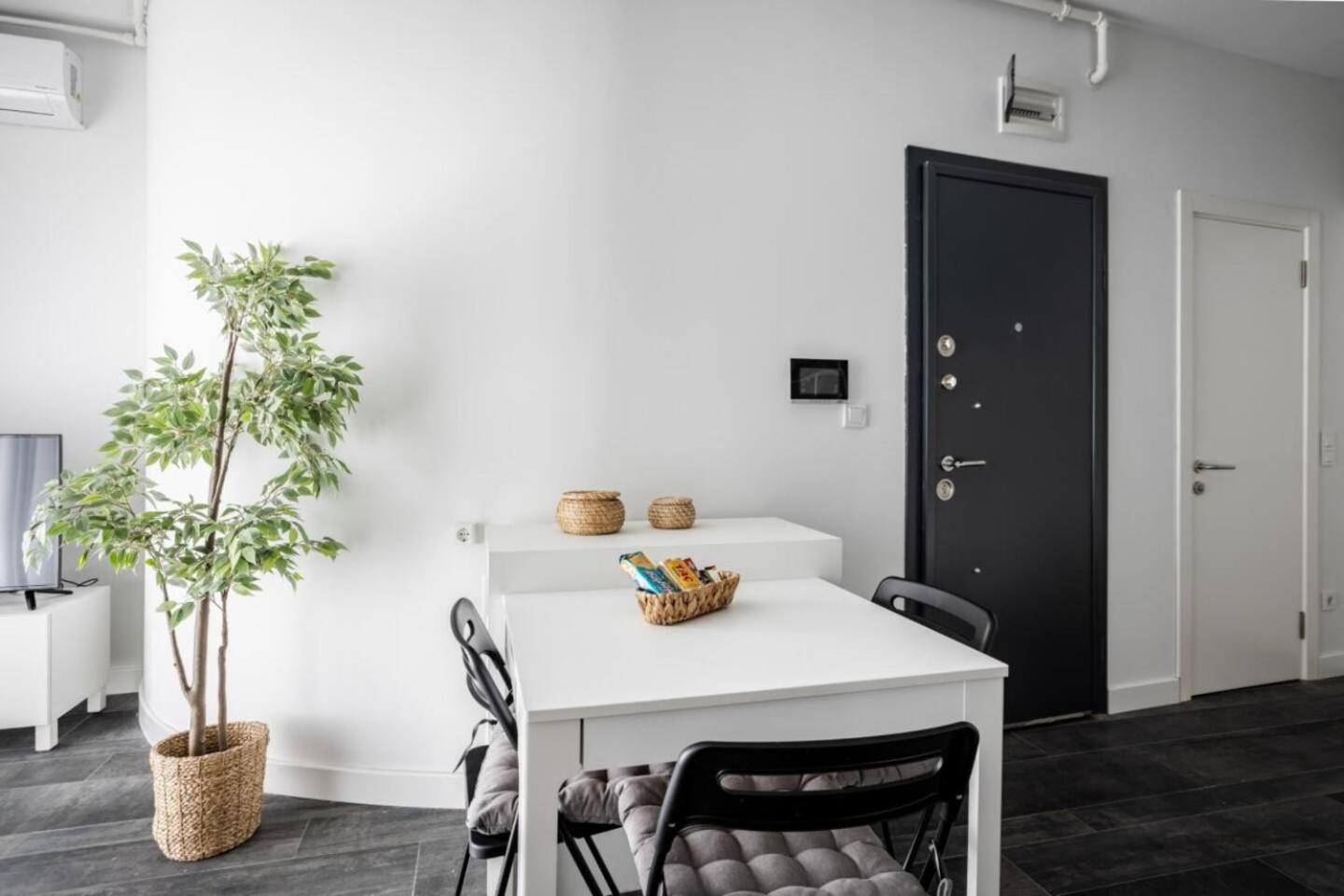 Airy Cozy - Partial Seaview Balcony! #380 Apartment