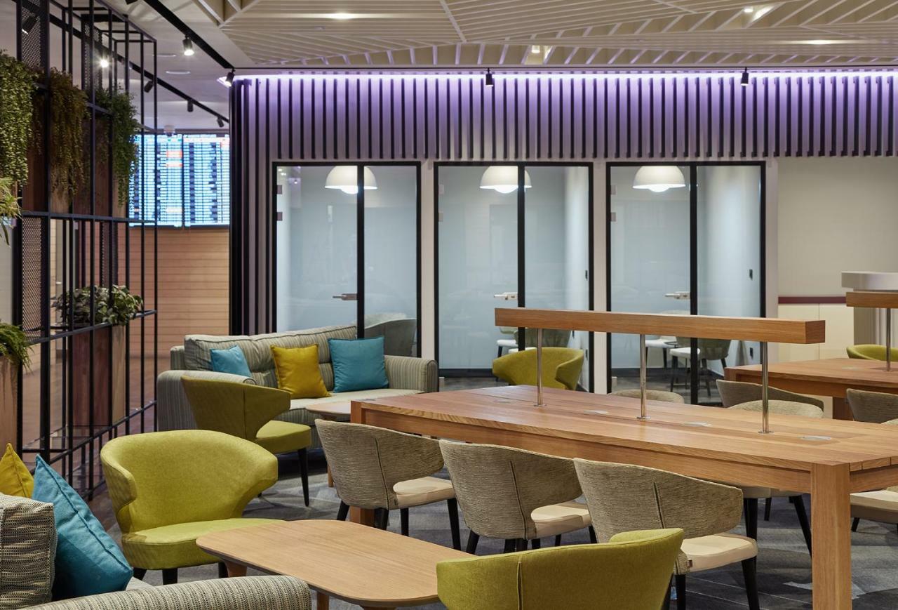 Hotel Yotel Airport, Entrance 2*