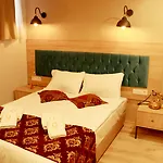 The Reina Hotel