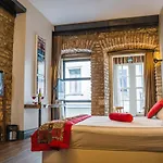 West Pera Hotel