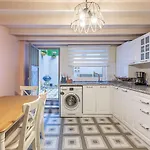 Missafir House With Refreshing Garden In Besiktas