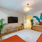 Missafir House With Refreshing Garden In Besiktas