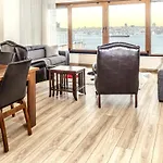 Flat With Sea View Near Uskudar Ferry Station