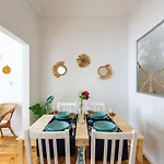 Colorful Flat With Excellent Location Near Trendy Attractions In Kadikoy