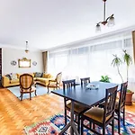 Spacious Flat W Balcony 3 Min To Kadikoy Square