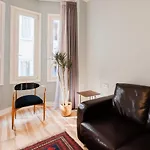 Trendy Apt, Balcony, 2 Min To Main Ave