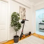 Charming Bagdat Avenue Hideaway, Near Marina