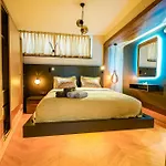 Designer Suite In Art District With Terrace Garden