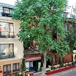 Sultan Pier Hotel