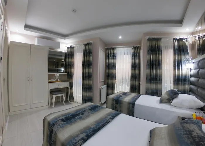 Crowned Hotel
