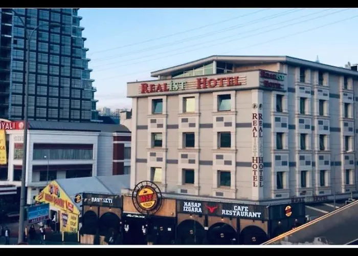Realist Hotel