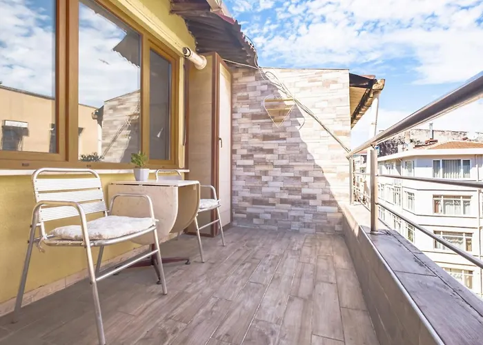 Colorful And Central Flat With Balcony In Kadikoy
