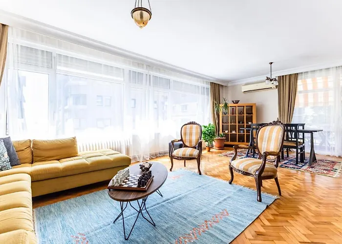 Spacious Flat W Balcony 3 Min To Kadikoy Square