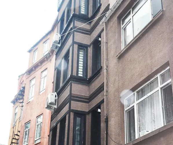 The Queen\'S Istanbul