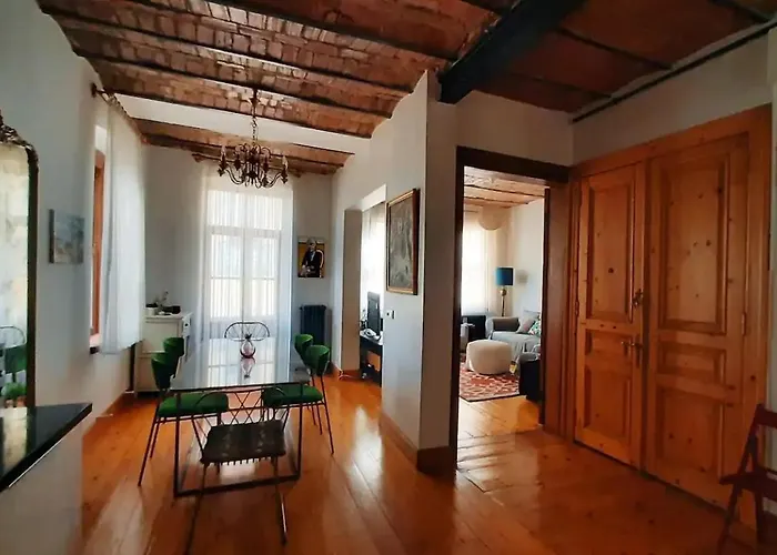 Historic Spacious Galata Apartment