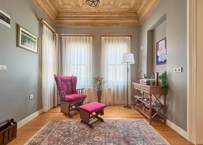 Nostalgic & Comfortable Historical Home!