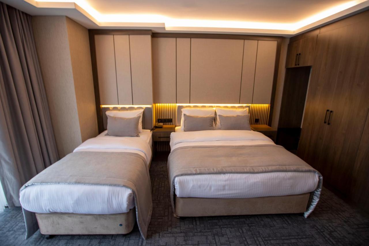 Hotel The 4*