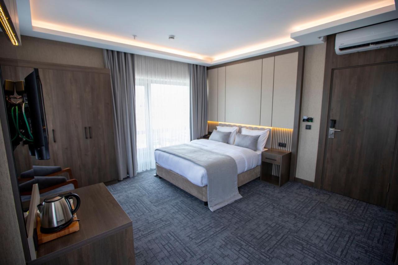 Hotel The 4*