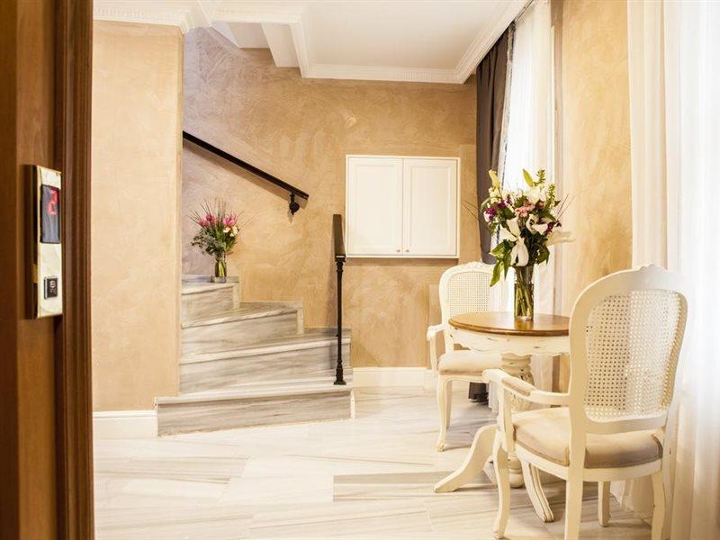 Meroddi Pera Flats *