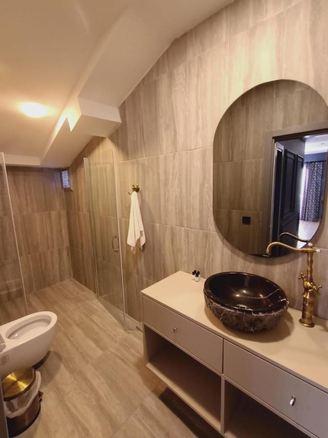 Hola Suites *