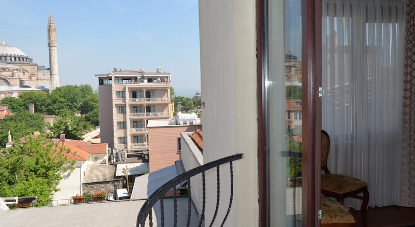 Hotel The 3*