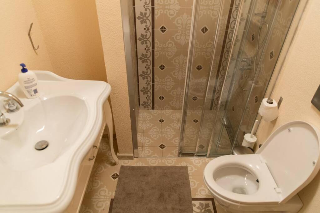 Brand New Flat Close To Everywhere Daire İstanbul