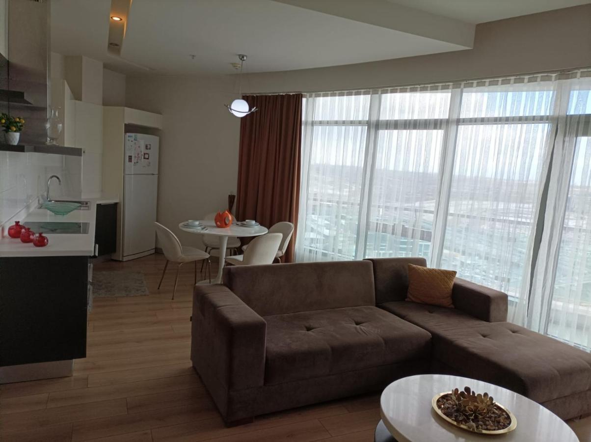 Apartment Mall Of 1 *