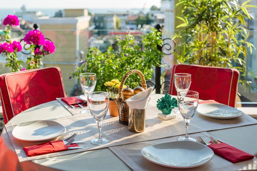 Tria Elegance Hotel 4*