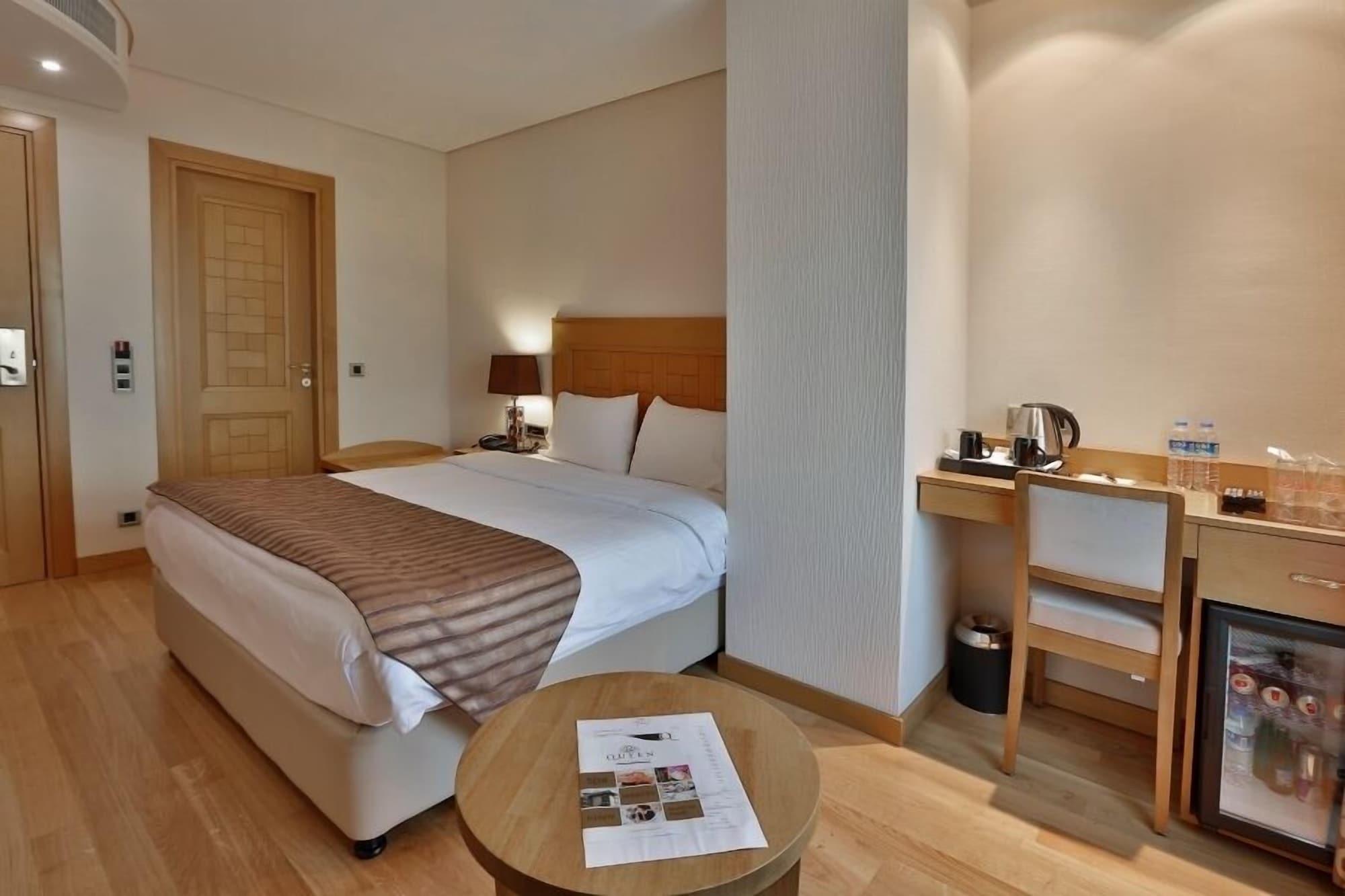 Hotel Queen & 4*