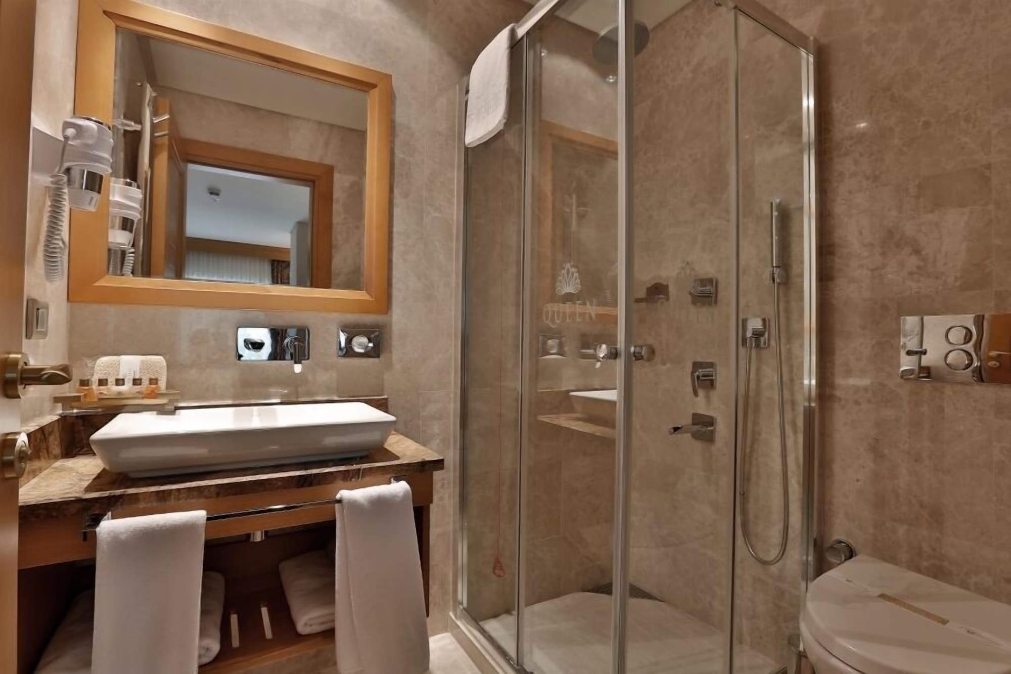 Queen & 4* Istanbul