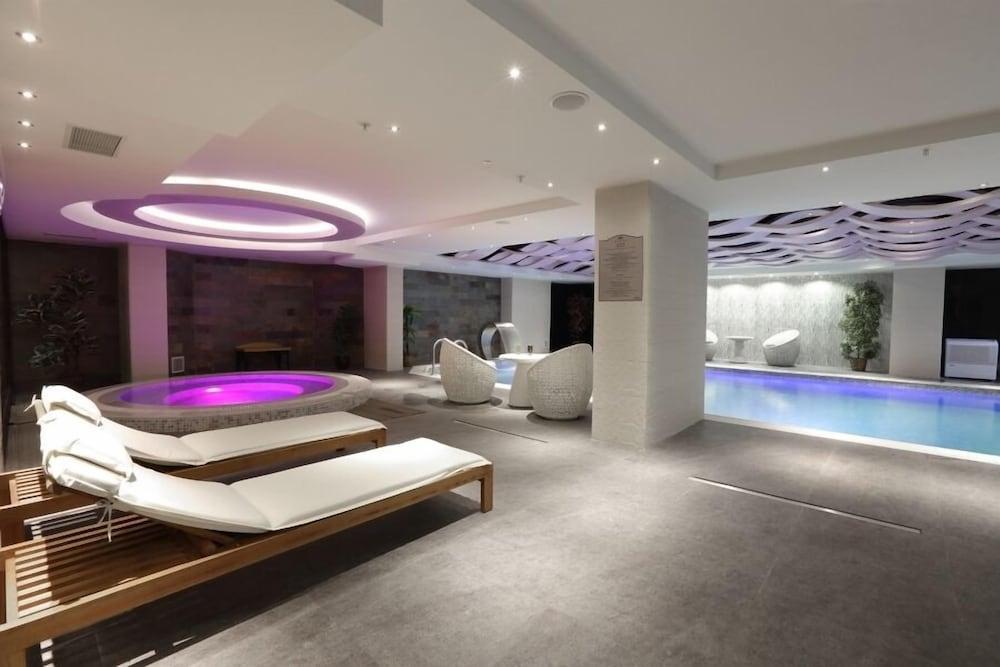 Queen & 4* Istanbul
