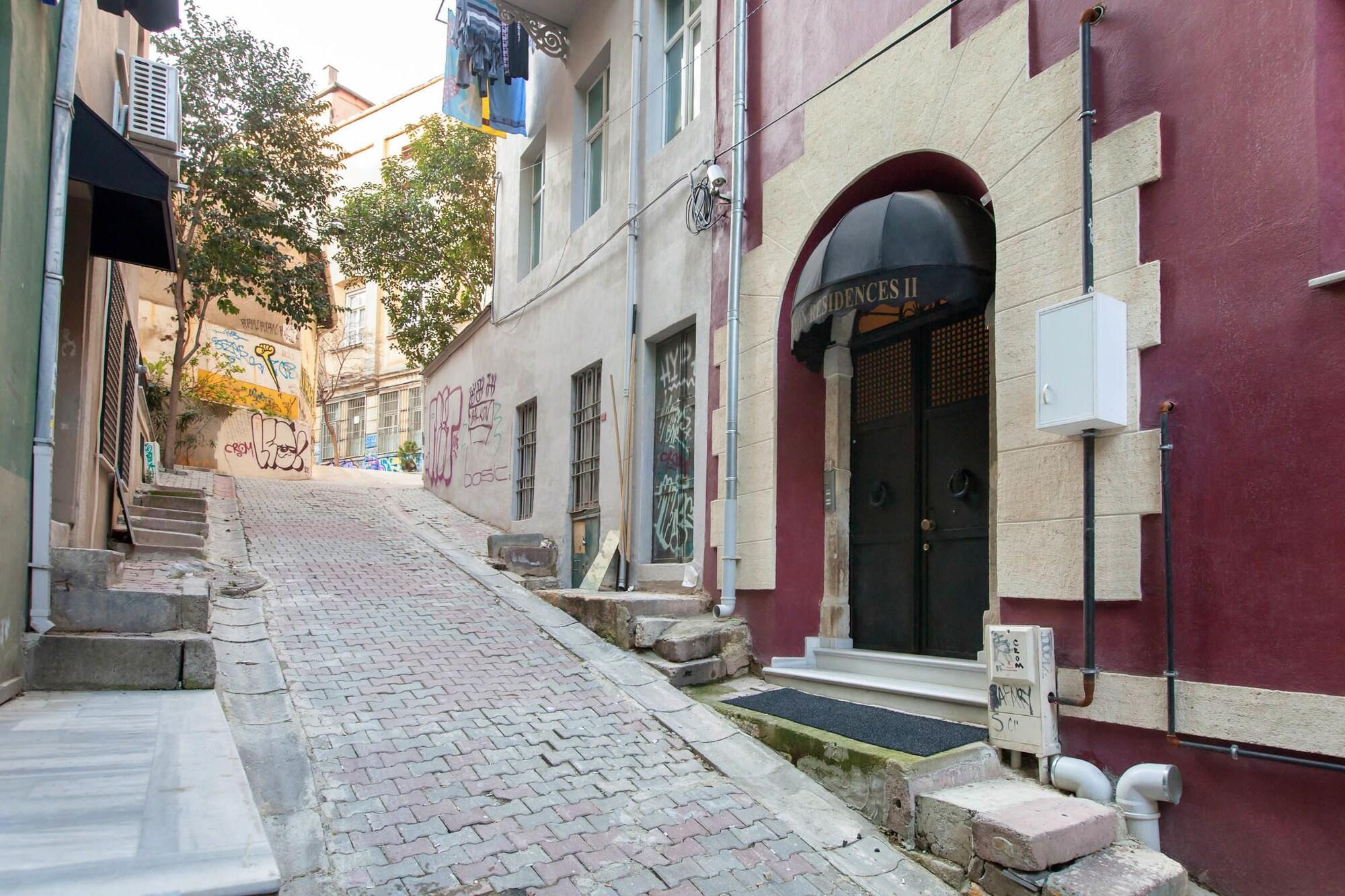 Balkon Apartment *