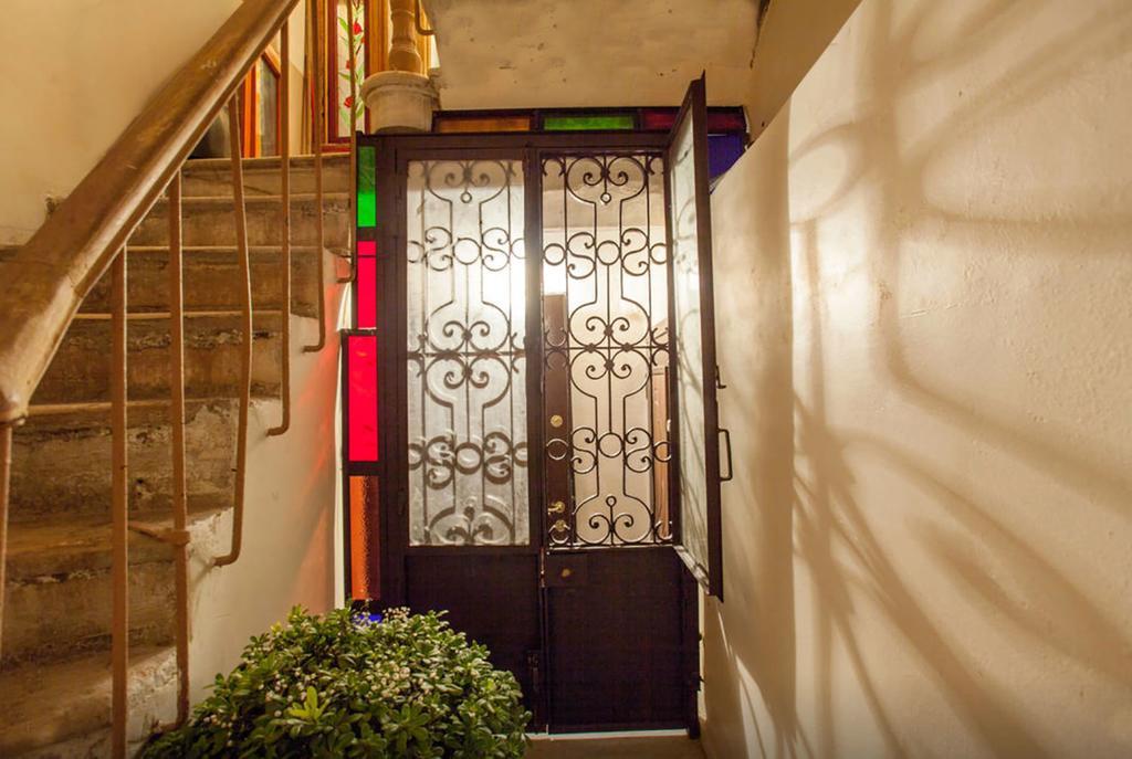 Kaboom Showroom & Guest house *